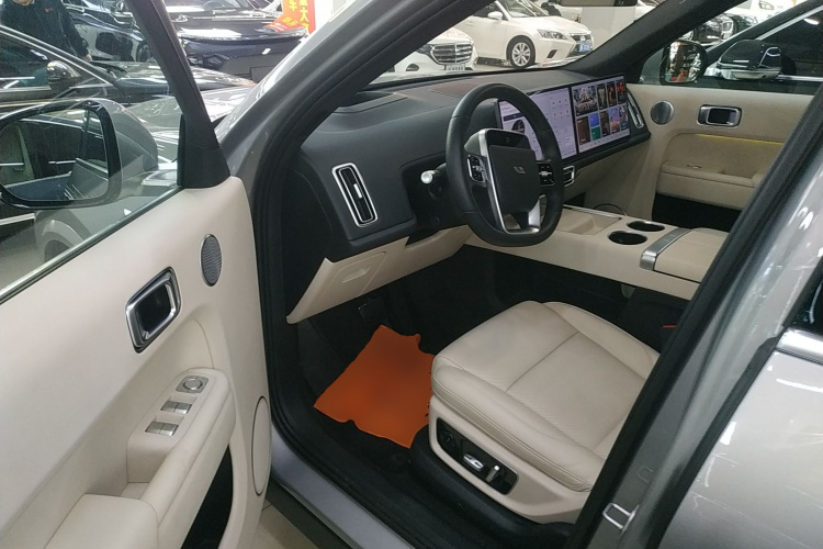 理想汽车 理想L8 2023款 Max中控内饰20