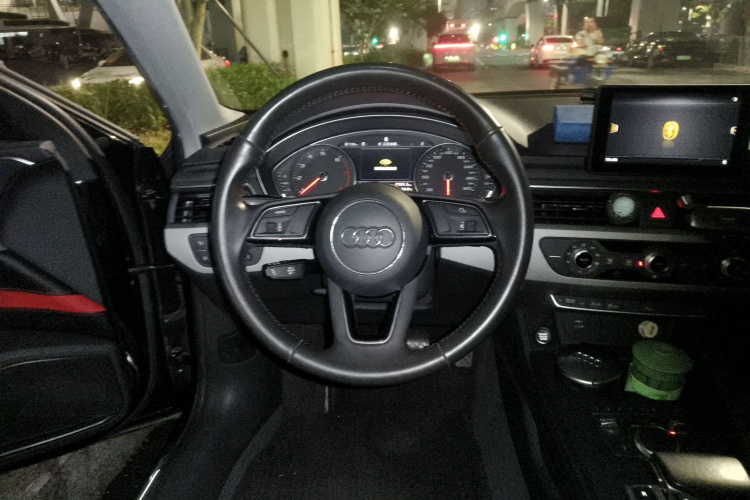 奥迪A4L 2018款 30周年年型 40 TFSI 进取型中控内饰13