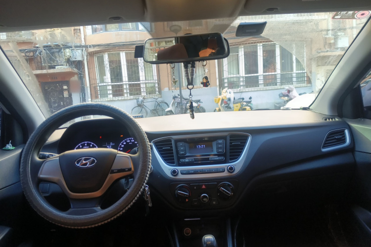 现代 悦纳 2016款 1.4L 手动炫酷版GLS中控内饰12