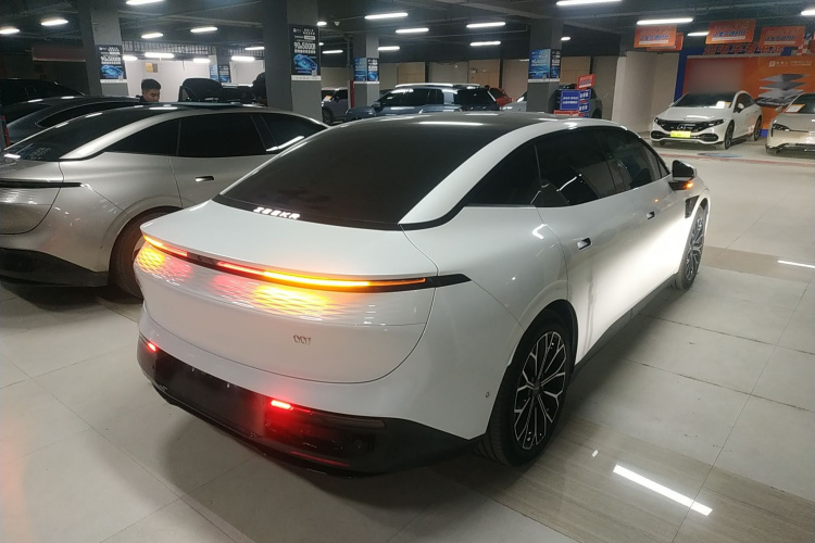 极氪007 2025款 长续航后驱智驾版 100kWh车身外观7