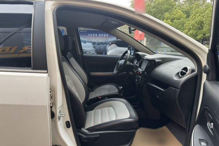长城M4 2014款 1.5L 手动豪华型中控内饰7011