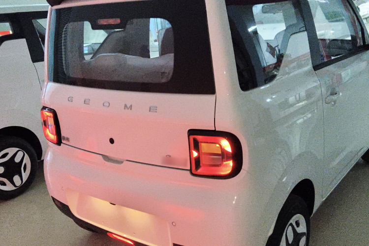 吉利银河 熊猫 2025款 210km 元气熊车身外观6