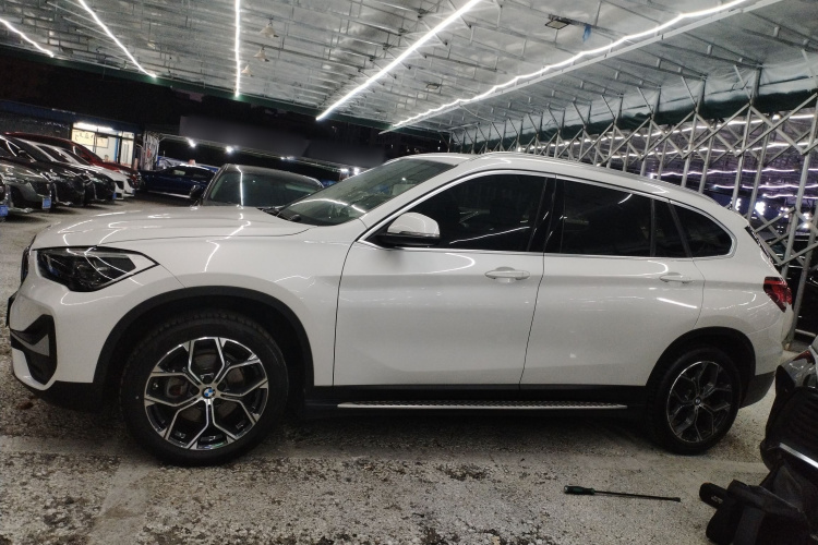 宝马X1 2020款 sDrive20Li 尊享型车身外观4