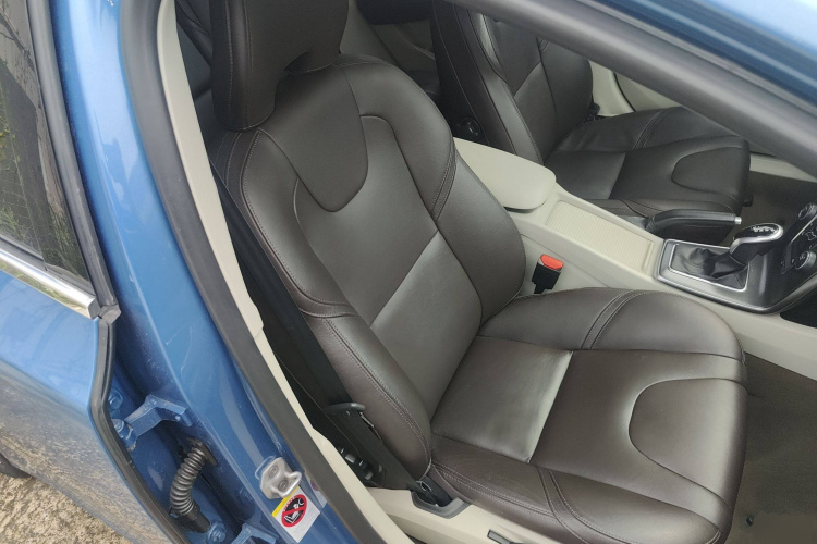 沃尔沃V40 2016款 T3 智逸版中控内饰41