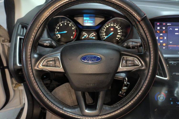 福特 福克斯 2015款 三厢 1.6L 自动风尚型中控内饰13