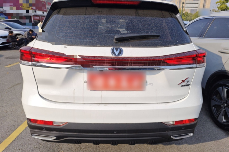 长安X7 PLUS 2024款 1.5T 自动尊崇型 7座车身外观6