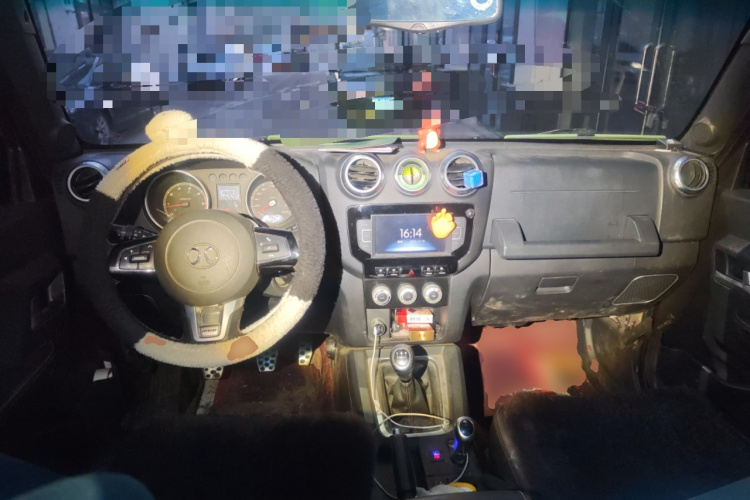 北京越野 北京BJ40 2016款 40L 2.0T 手动四驱尊贵版中控内饰12