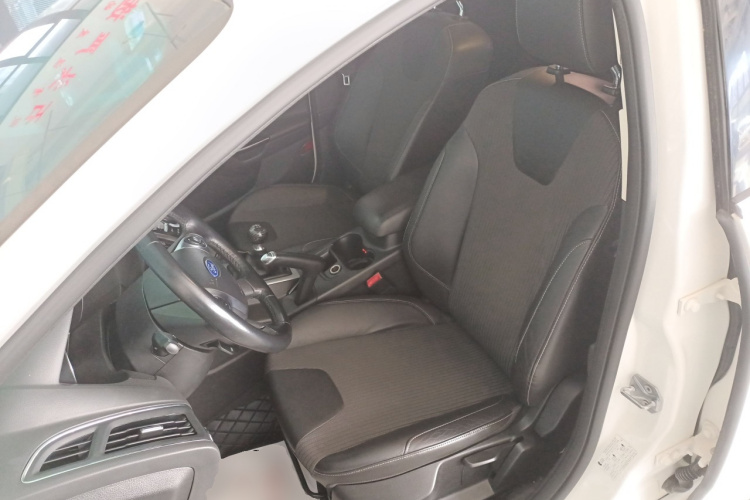 福特 福克斯 2012款 两厢 2.0L 手动豪华运动型中控内饰19