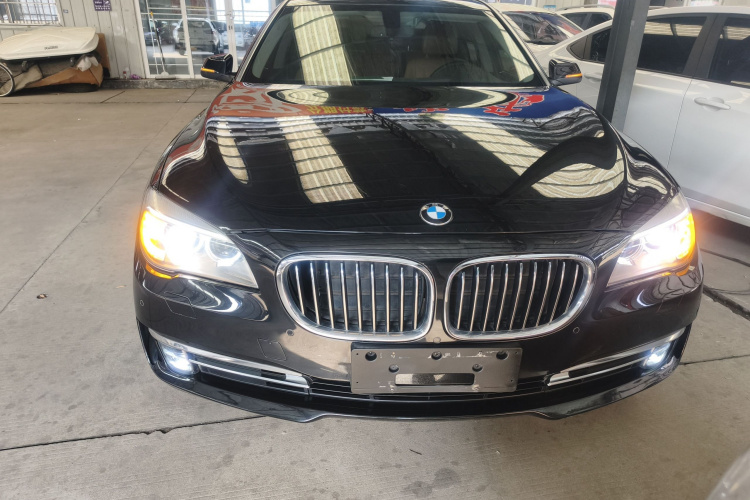 宝马7系 2014款 730Li 臻享型车身外观2
