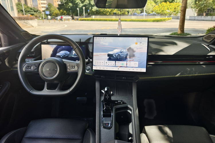 领克03 2025款 2.0TD DCT冠军版Pro中控内饰7001