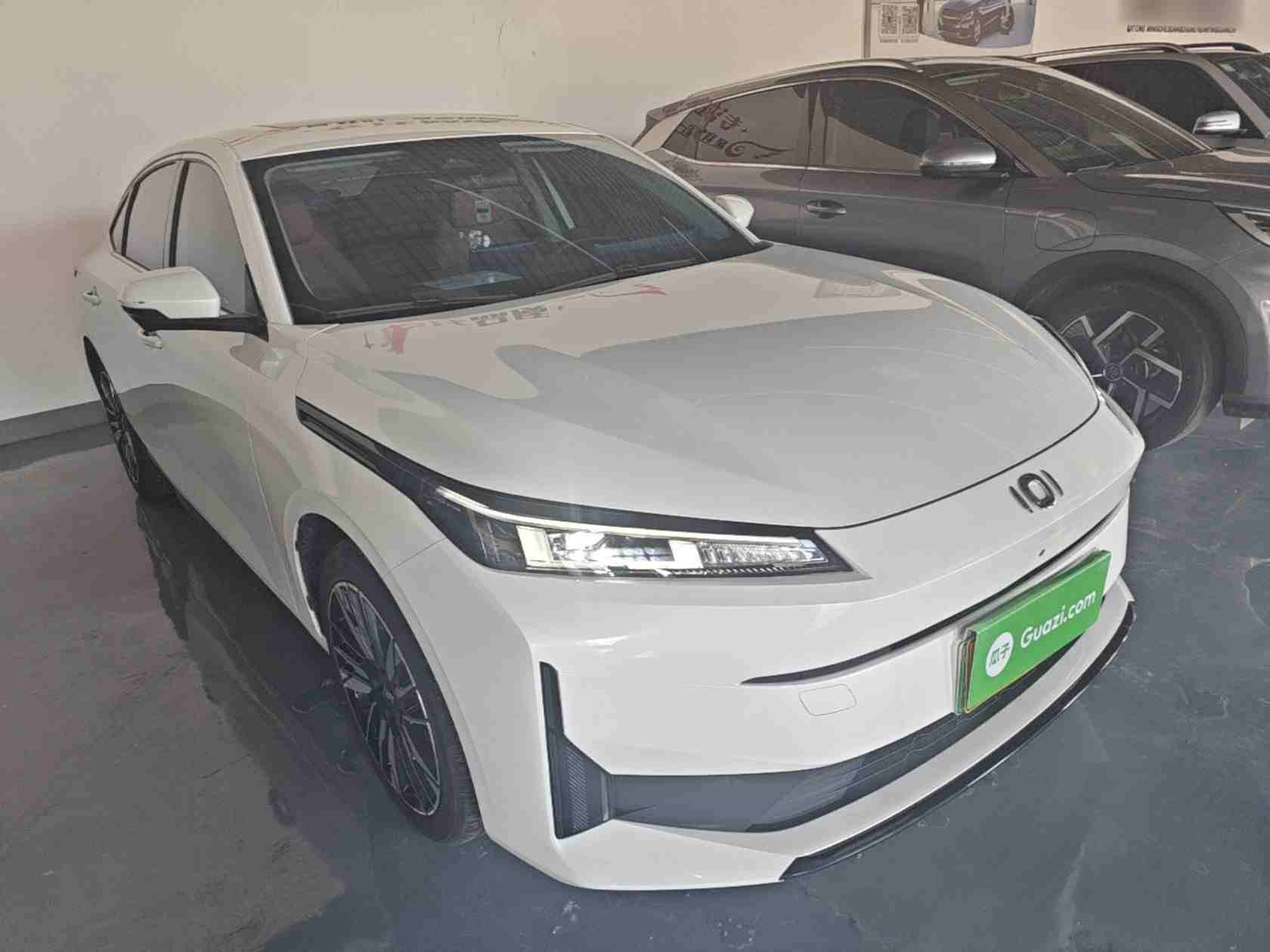 车辆右前45度外观展示