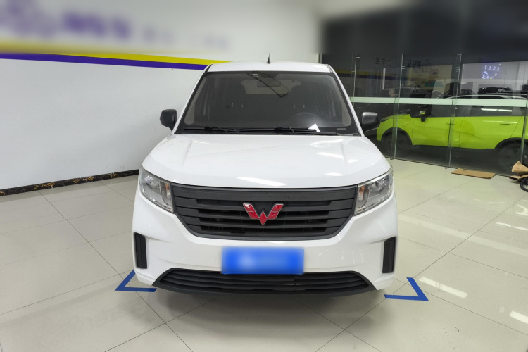 五菱汽车 五菱宏光PLUS 2020款 1.5L 手动标准型 7座车身外观2