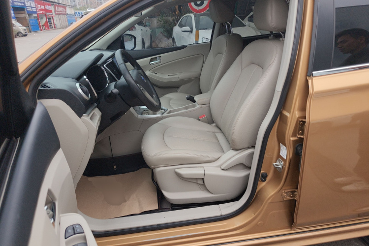 启辰T70 2015款 2.0L 手动睿享版中控内饰19