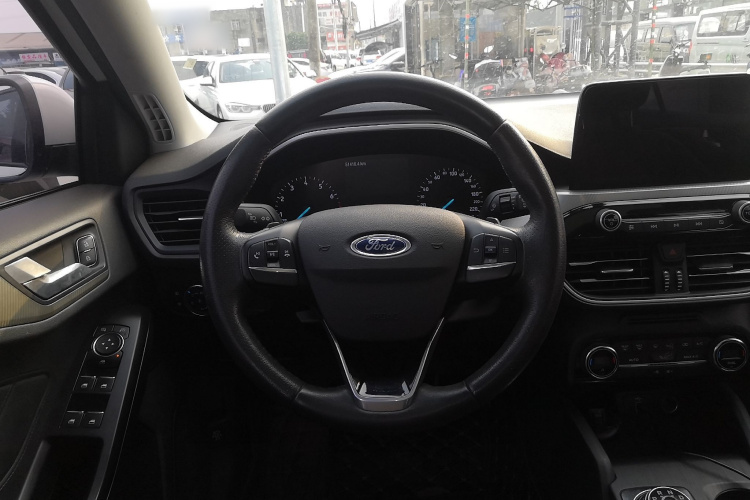 福特 福克斯 2019款 三厢 EcoBoost 180 自动锋潮型中控内饰13