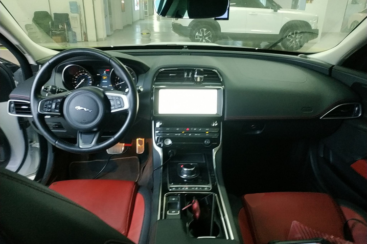 捷豹XE 2018款 2.0T 300PS 四驱R-Sport运动版中控内饰12