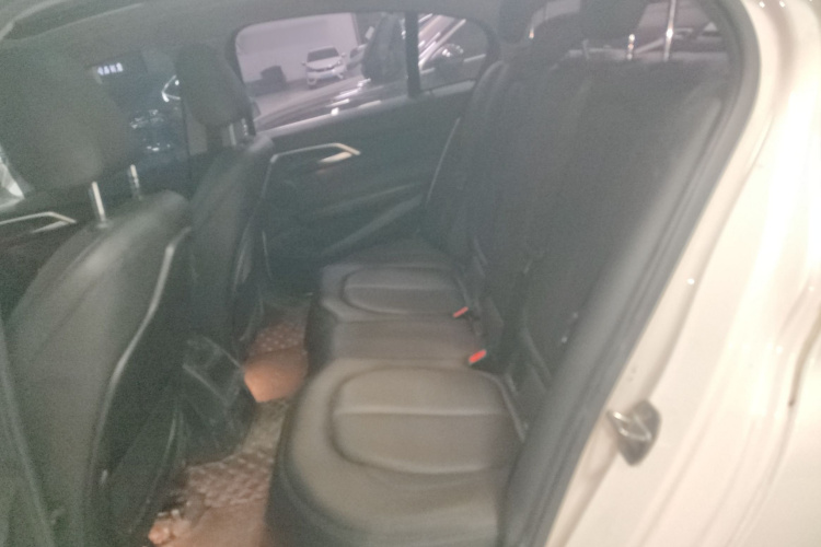 宝马1系 2018款 改款 118i 运动型中控内饰21