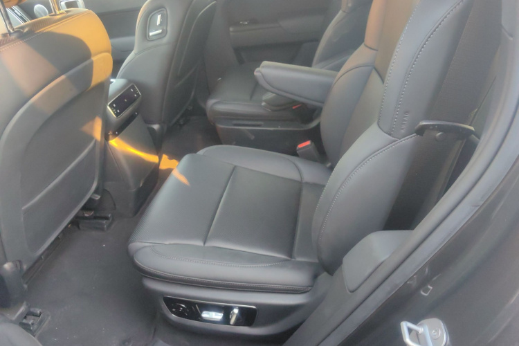 理想汽车 理想L8 2024款 Max中控内饰7004