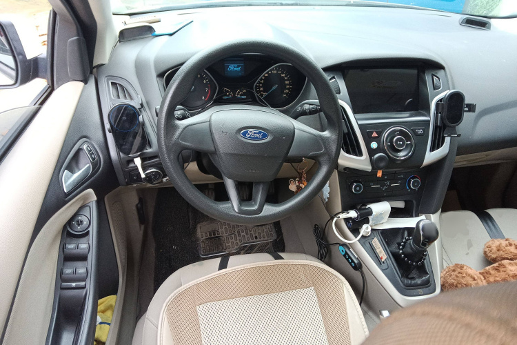 福特 福克斯 2015款 三厢 1.6L 手动舒适型局部细节13