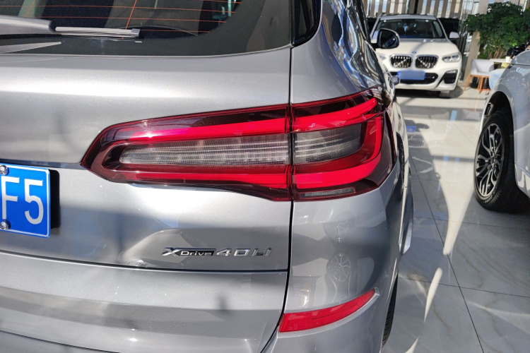 宝马X5 2022款 xDrive 30Li 尊享型M运动套装车身外观9