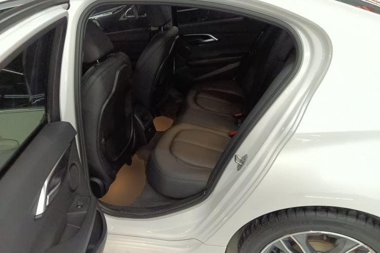 宝马1系 2018款 改款 118i 运动型中控内饰21