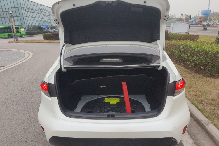 丰田 雷凌 2019款 185T CVT豪华版 国VI机舱底盘23