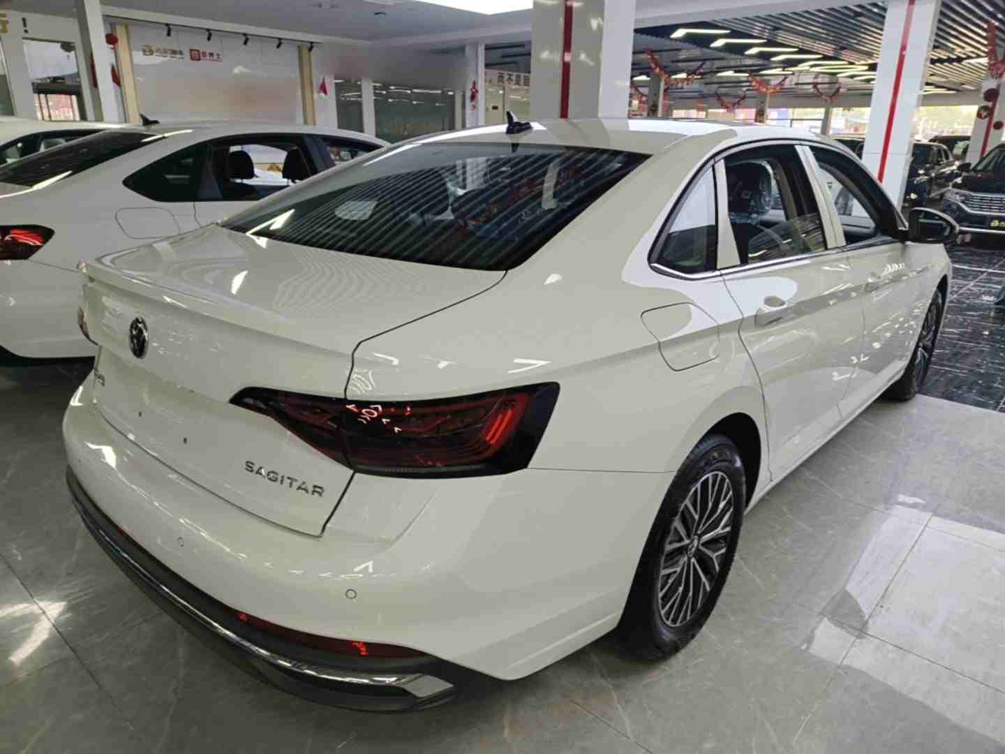 车辆右后45度外观展示