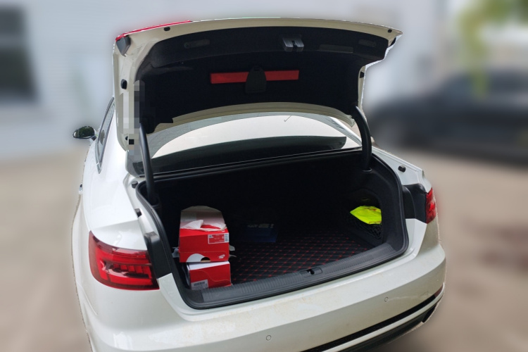 奥迪A4L 2018款 30周年年型 40 TFSI 时尚型中控内饰23