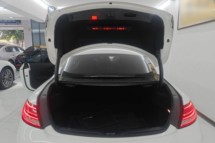 奔驰C级(进口) 2020款 C 260 轿跑车机舱底盘23