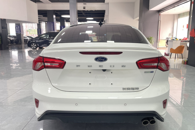 福特 福克斯 2022款 三厢 EcoBoost 180 自动ST Line车身外观6006