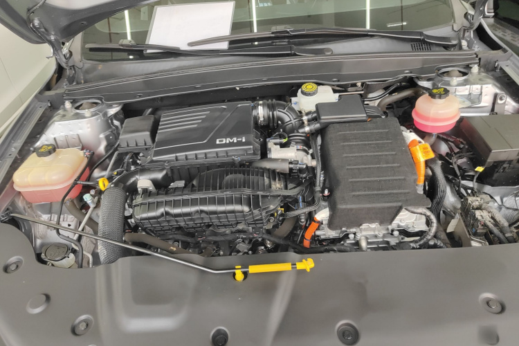 比亚迪 秦PLUS 2021款 DM-i 55KM 旗舰型机舱底盘24