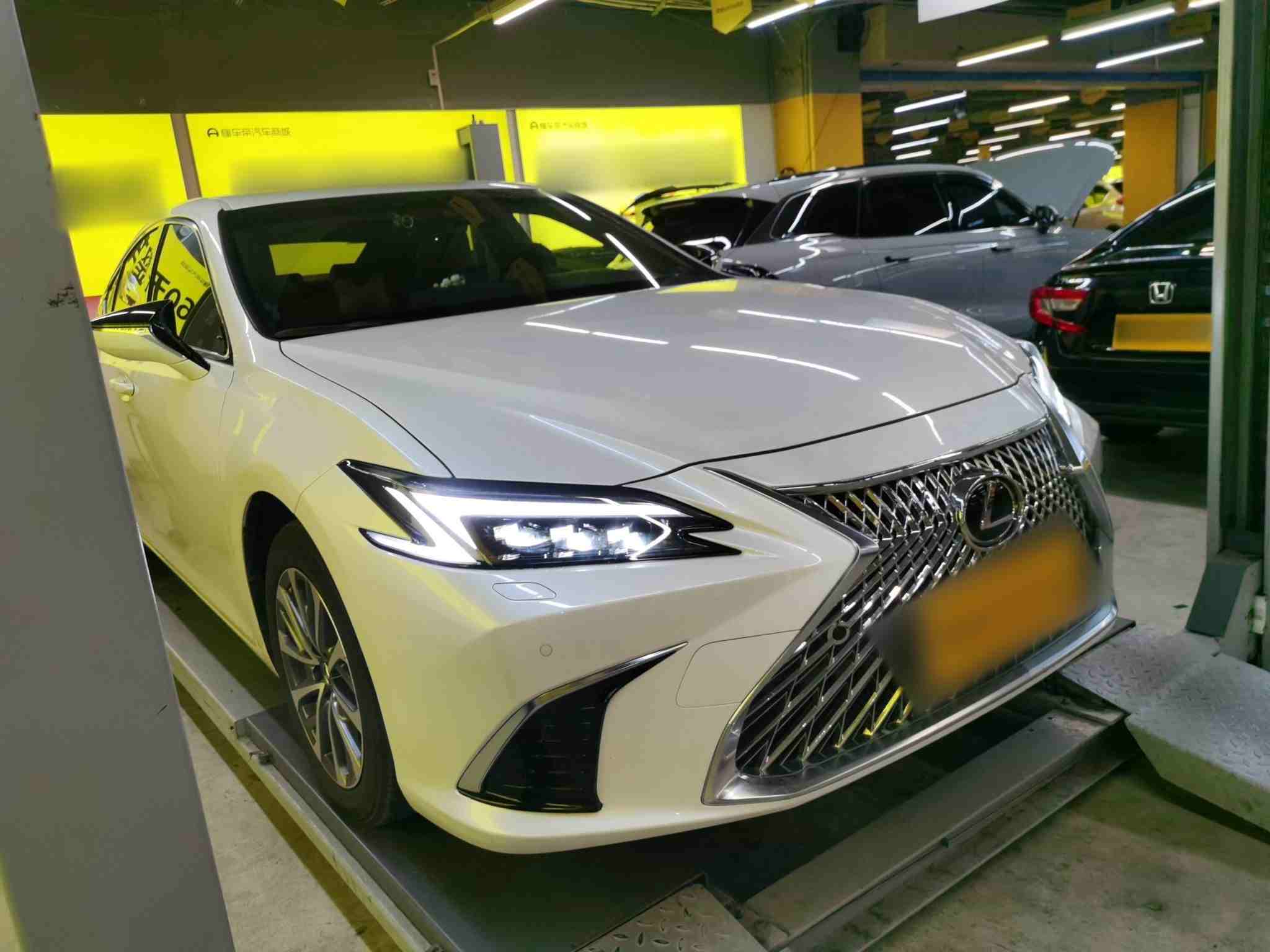 车辆右前45度外观展示