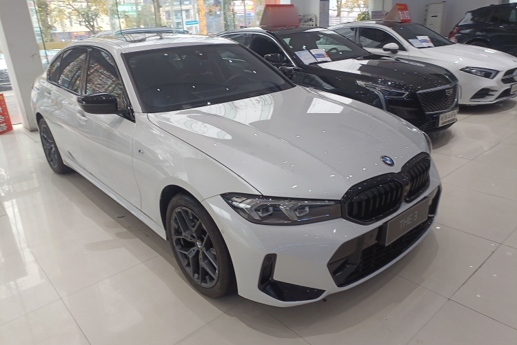 宝马3系 2025款 330Li M运动曜夜套装车身外观3