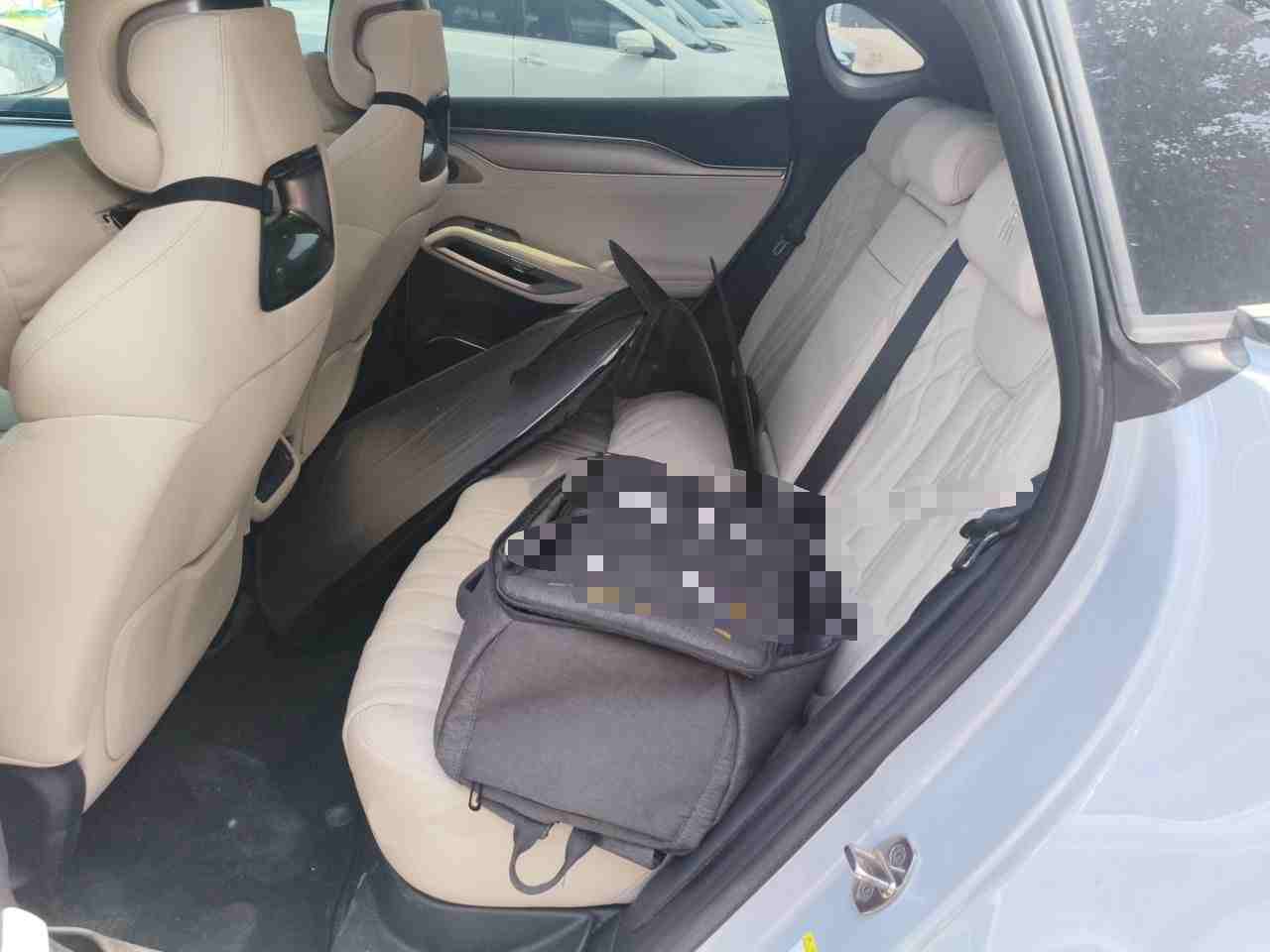 车辆左侧后座椅展示