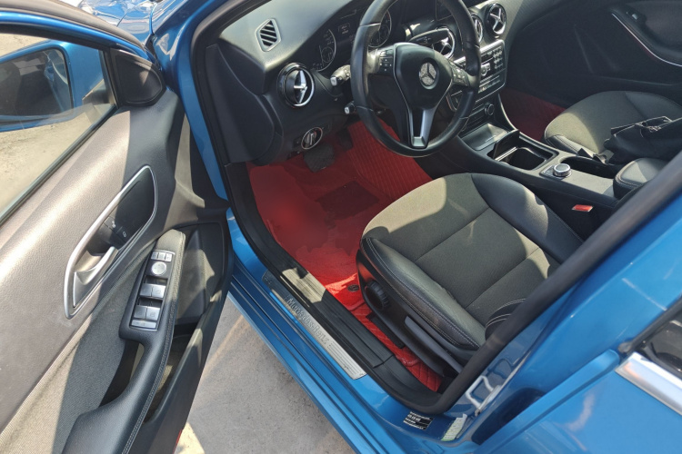 奔驰A级(进口) 2013款 A 180 时尚型中控内饰20