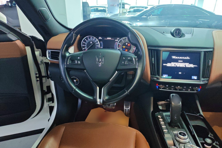 玛莎拉蒂 Levante 2022款 2.0T GT锋芒版中控内饰13
