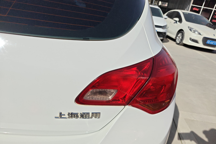 别克 英朗 2014款 XT 1.6L 自动时尚版车身外观9