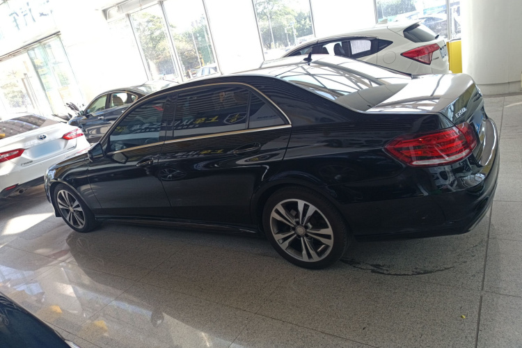 奔驰E级 2015款 改款 E 260 L 运动型车身外观4