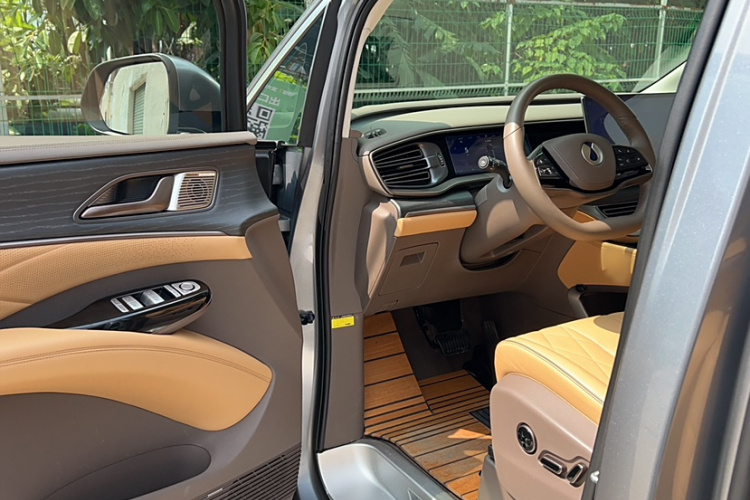 腾势D9 2022款 DM-i 970 四驱旗舰型中控内饰7001