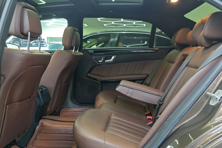 奔驰E级 2014款 改款 E 300 L 运动型中控内饰7010