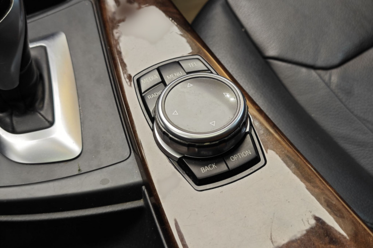 宝马3系 2014款 320Li 豪华设计套装中控内饰7010