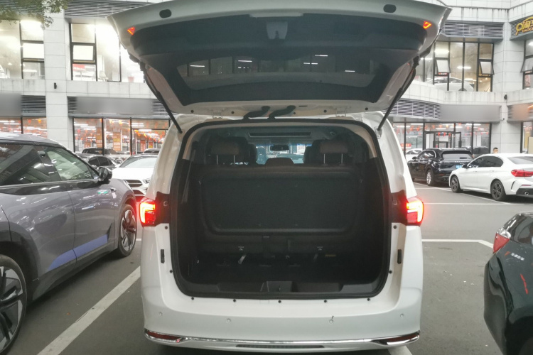 别克GL8 2022款 陆上公务舱 652T 豪华型机舱底盘23