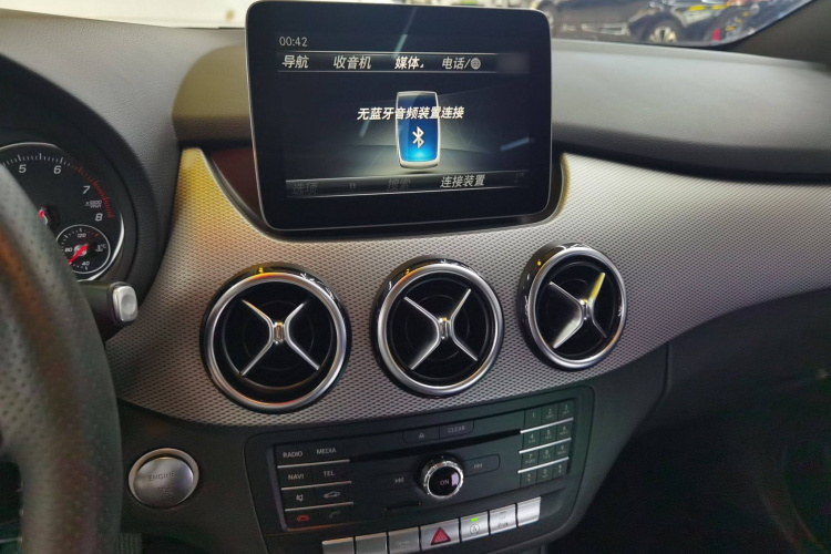 奔驰B级 2017款 B 200 动感型局部细节16