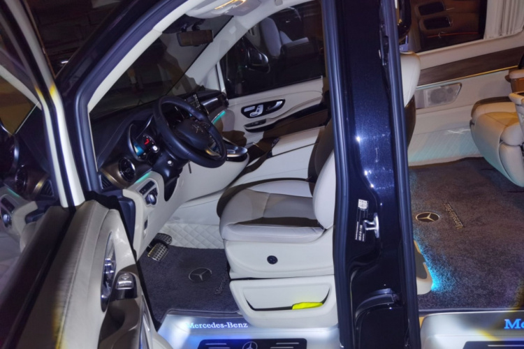 奔驰V级 2021款 V 260 L 长轴距豪华版中控内饰19