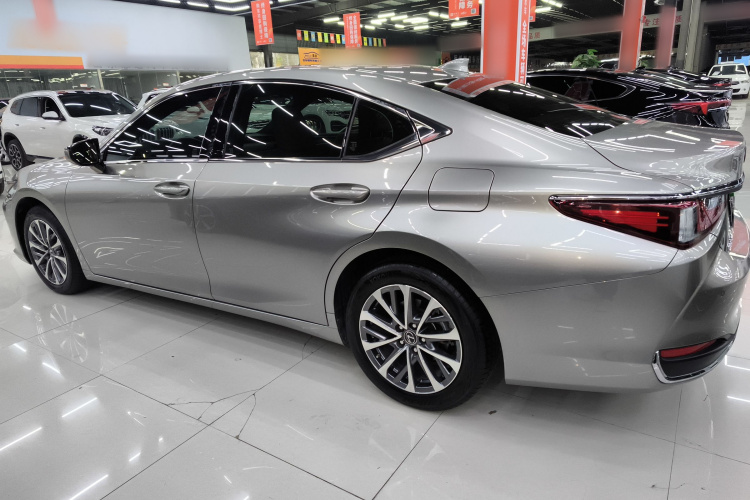 雷克萨斯ES 2021款 200 卓越版车身外观4