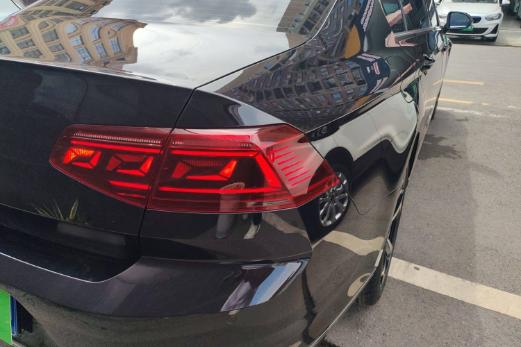 大众 迈腾 2023款 200万辆纪念版 330TSI DSG领先型车身外观9