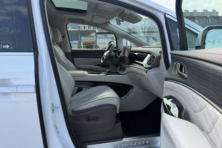 腾势D9 2022款 DM-i 970 四驱尊荣型中控内饰7007