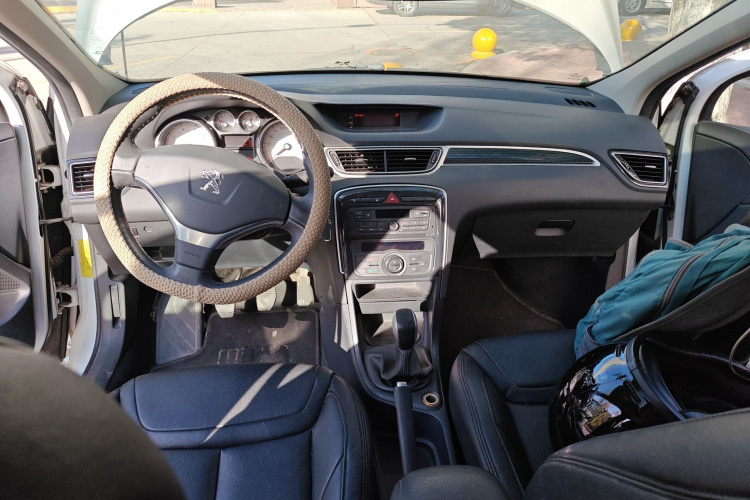 标致308 2014款 乐享版 经典 1.6L 手动风尚型中控内饰12