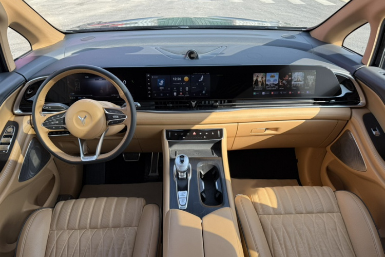 岚图汽车 岚图梦想家 2022款 低碳版 梦+智享包中控内饰7002