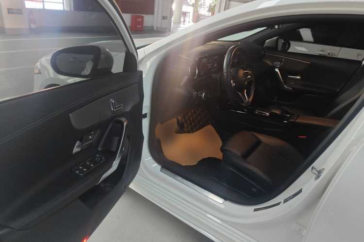 奔驰A级 2022款 A 180 L 运动轿车中控内饰20