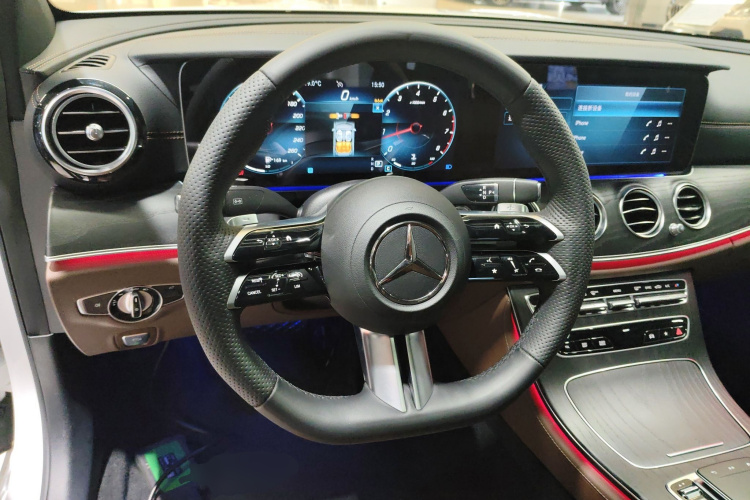 奔驰E级 2023款 E 300 L 运动豪华型中控内饰13